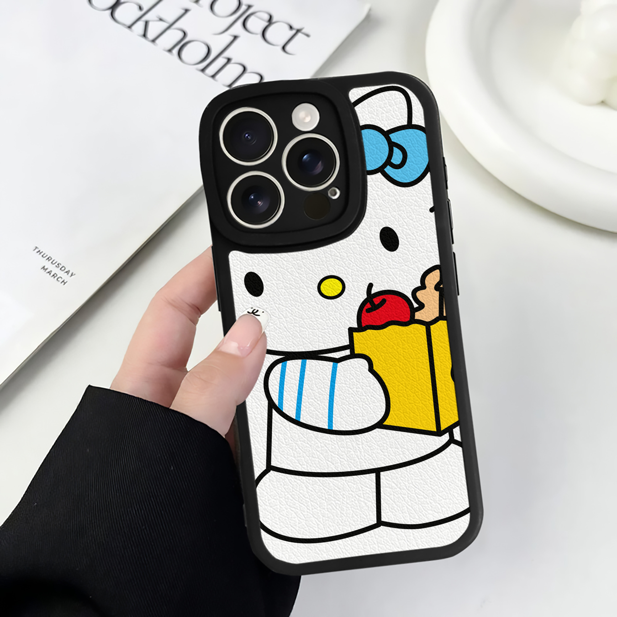 （画像用） Hello Kitty ハローキティ 【iPhone 16シリーズ対応】シリコンスマホケース（レザー調） 材質：シリコン